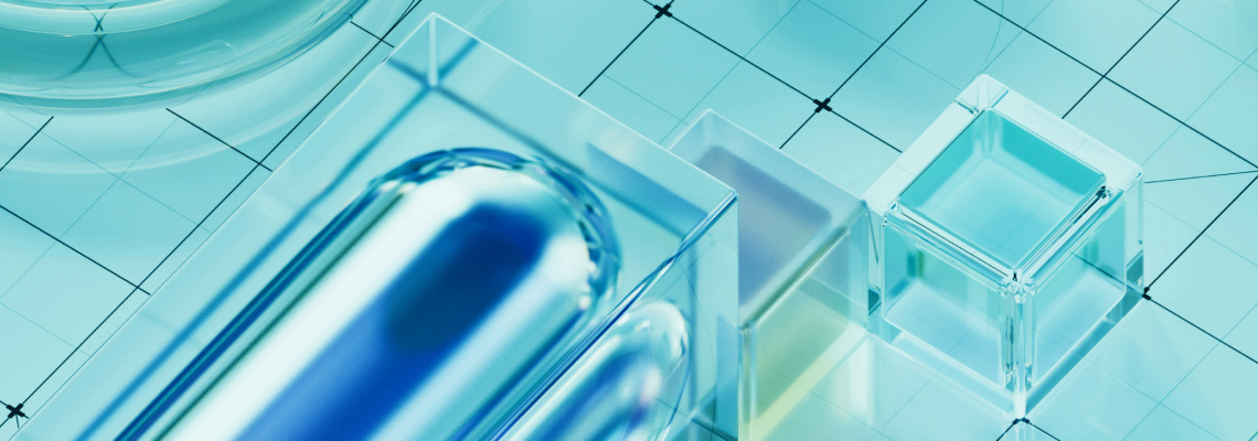 Abstraktus 3D gradientinis vaizdas su kubų ir cilindrų formomis mėlyno bei žydrai pilko fono atspalviais, vizualizuojantis skaitmeninio modeliavimui būdingas erdves. Vaizdas reprezentuoja KTU Skaitmeninio modeliavimo kompetencijų centro pažangius skaitmeninės inžinerijos ir 3DEXPERIENCE platformos sprendimus.