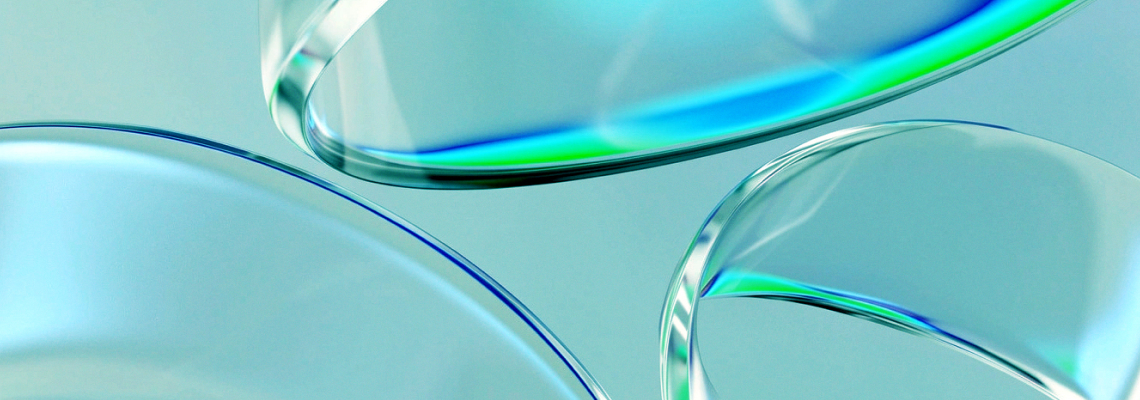 Stilizuotas skaidrių pavir&scaron;ių ir linijų 3D vaizdas &ndash; simbolizuoja dinami&scaron;ką ir prieinamą mokymosi procesą, skirtą visiems norintiems i&scaron;mokti naudotis 3DEXPERIENCE platforma.