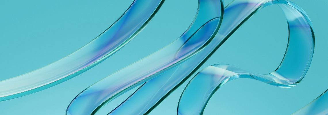 Abstraktus mėlynos ir skaidrios spalvos 3D objektų vaizdas &ndash; simbolizuoja skaitmeninius modelius ir dinami&scaron;ką 3DEXPERIENCE mokymo integraciją mokymo įstaigoms.