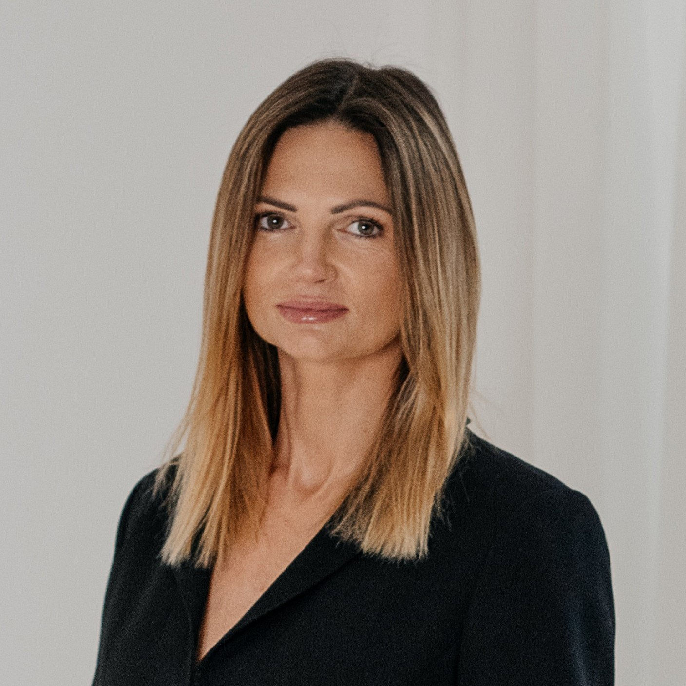 Portretinė nuotrauka &ndash; moteris su tiesiais &scaron;viesiais plaukais ir neutralia i&scaron;rai&scaron;ka, vilki tamsą &scaron;varką. Ji žiūri tiesiai į kamerą. Nuotrauka pristato dr. Sigitą Urbaitę, KTU Skaitmeninio modeliavimo kompetencijų centro komandą.