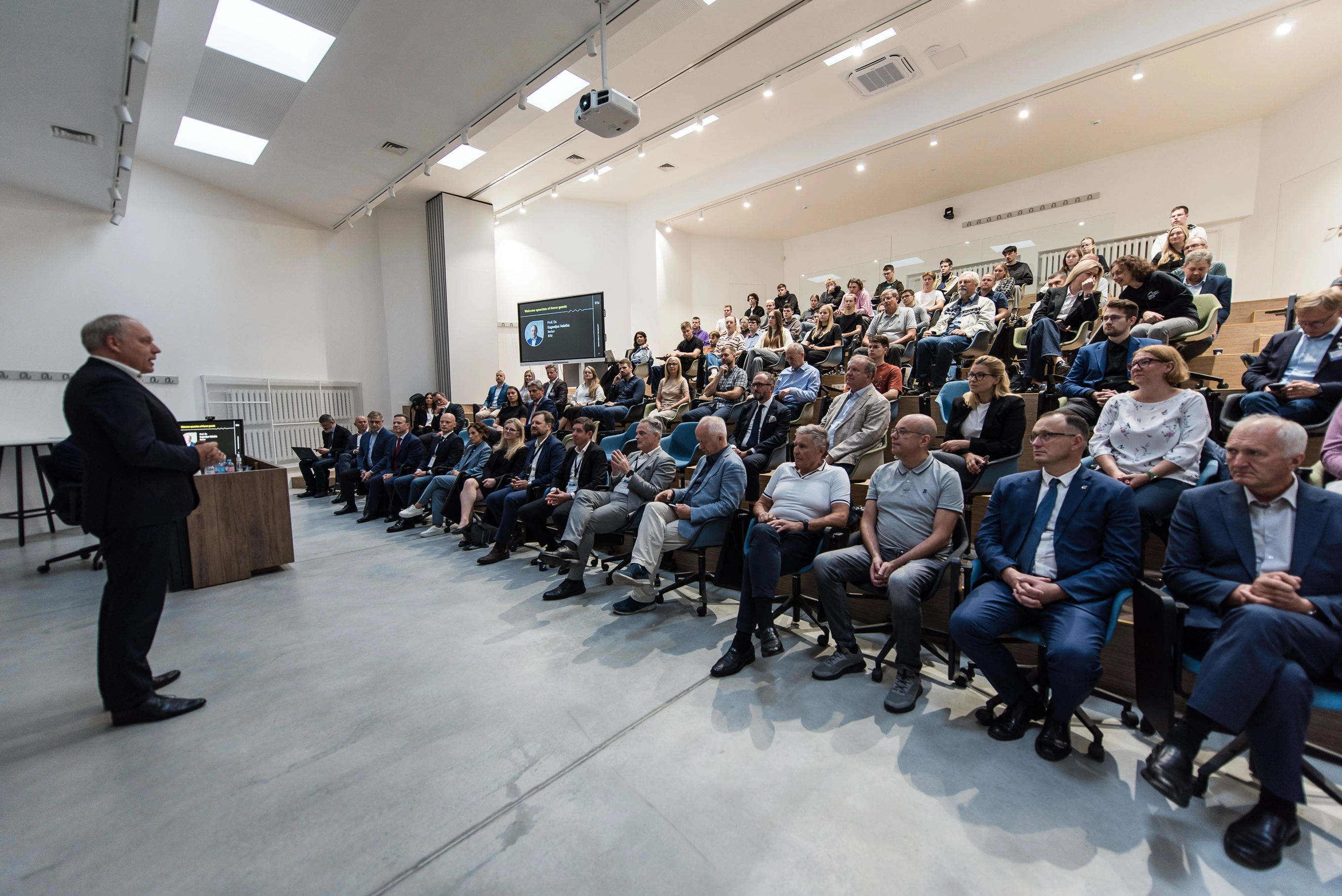 Centro atidarymo akimirka