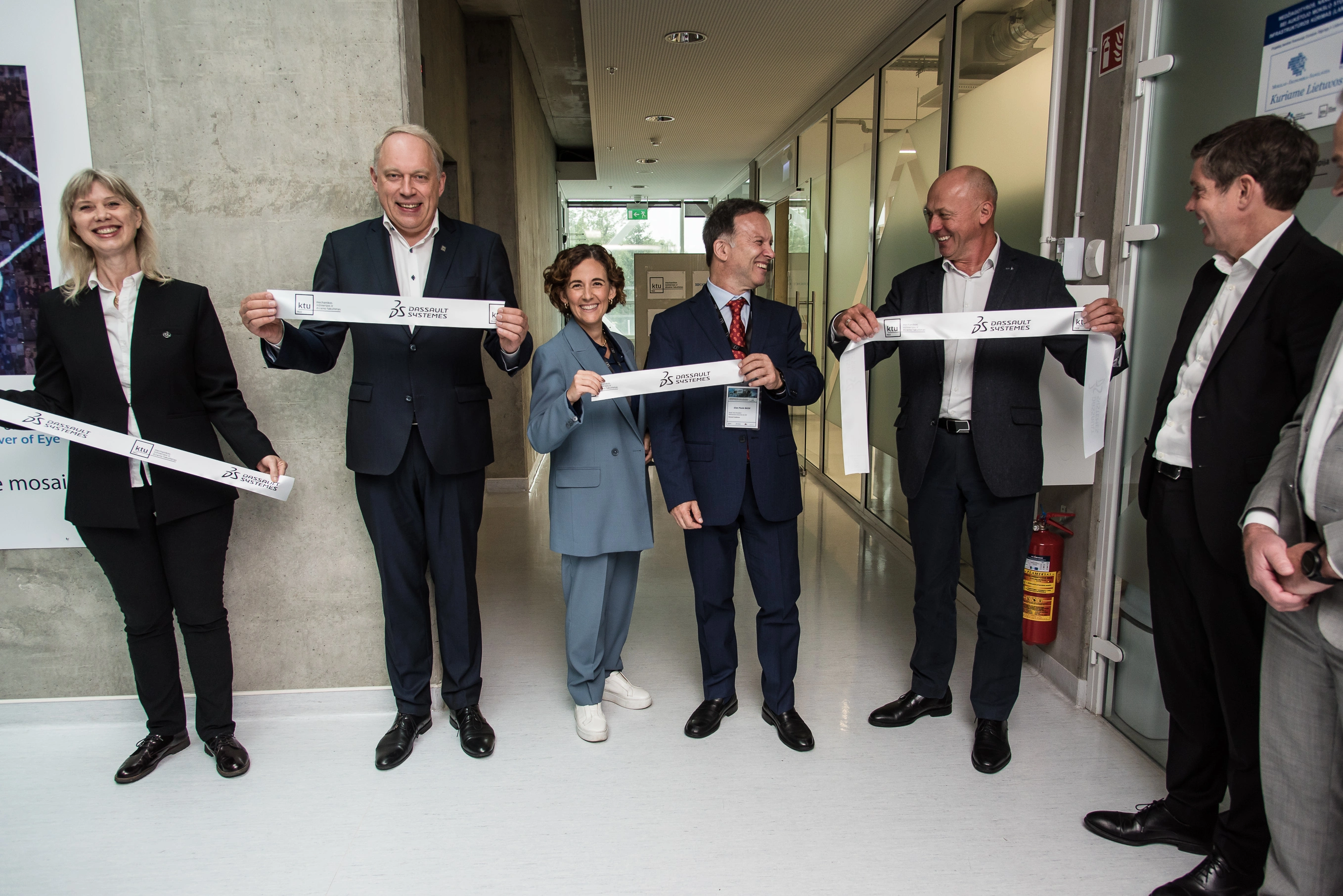 Centro atidarymo juostelės kirpimo akimirka